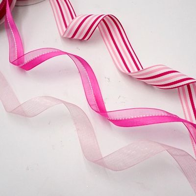 مجموعة أشرطة من الأقمشة الوردية الزاهية المنسوجة