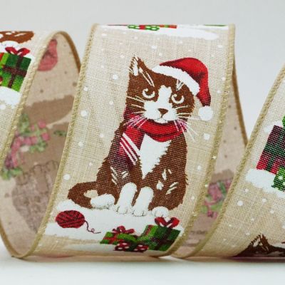 सुंदर बिल्ली सैंटा की टोपी और लाल स्कार्फ पहने हुए है जिसमें यार्न और क्रिसमस गिफ्ट्स हैं।