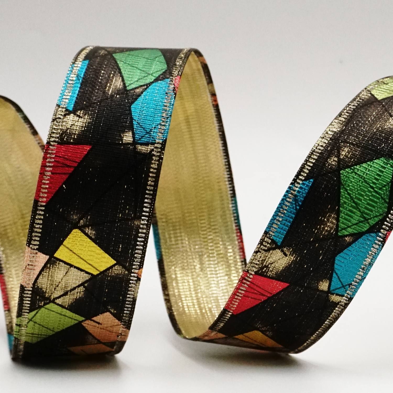 Wstążka w kolorowej geometrii