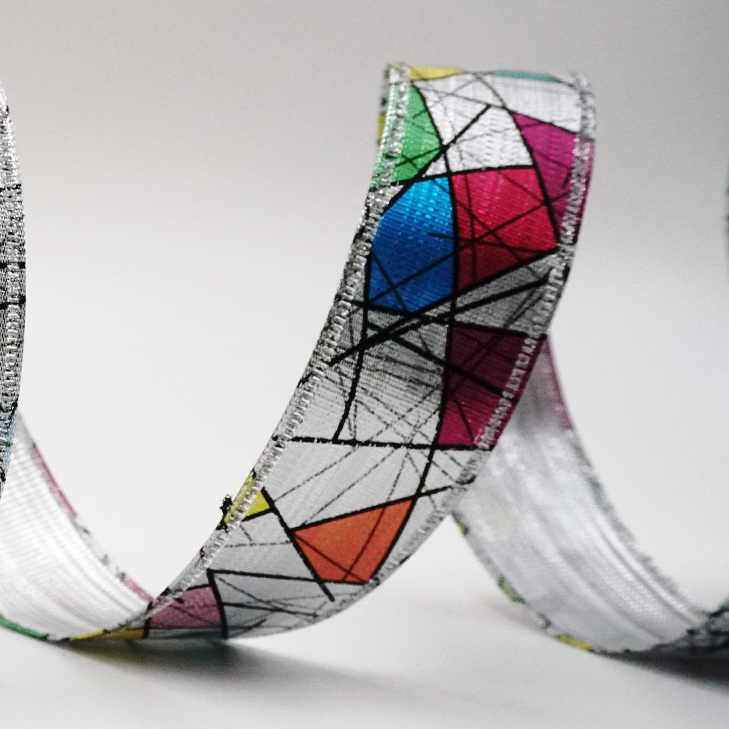 Wstążka w kolorowej geometrii