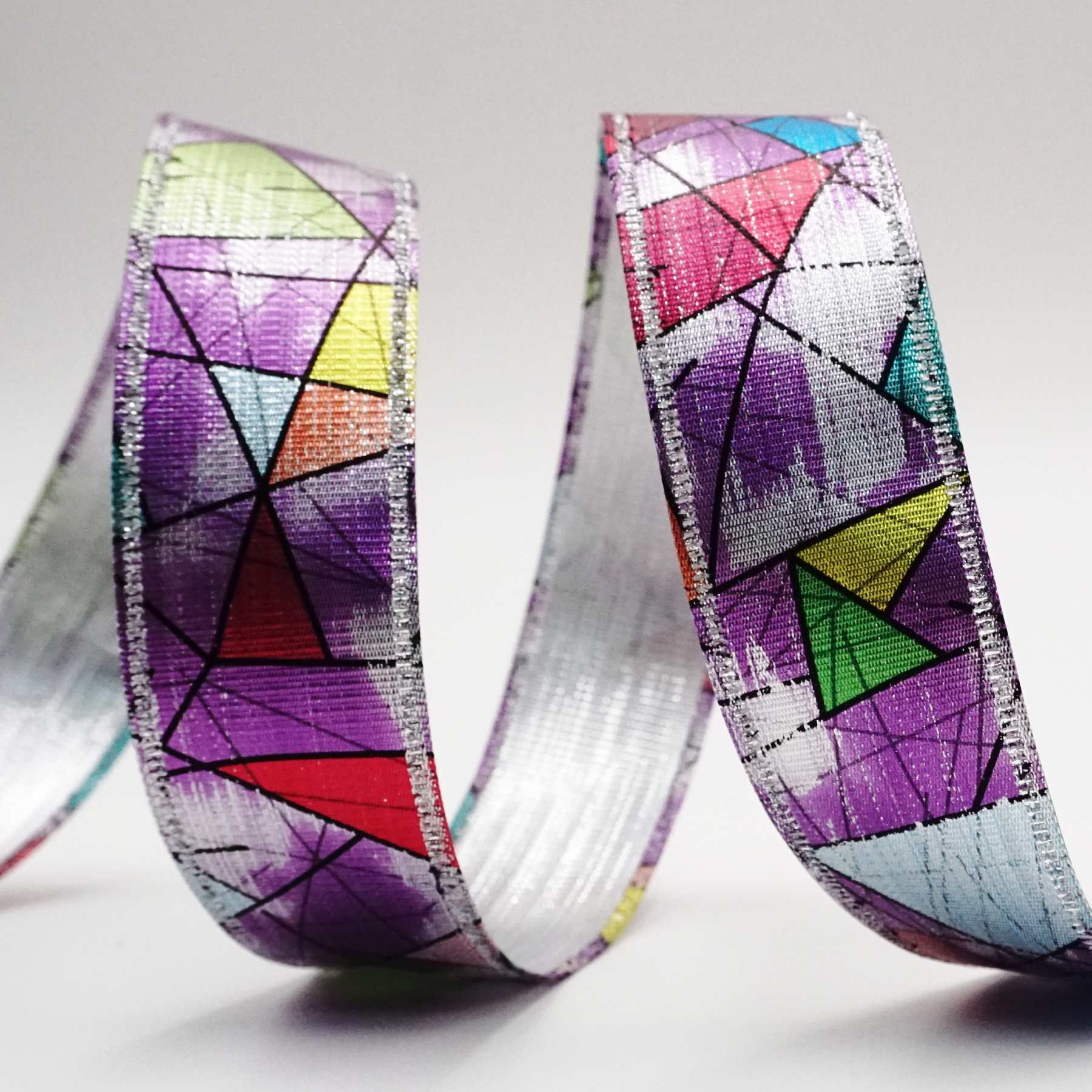 Wstążka w kolorowej geometrii