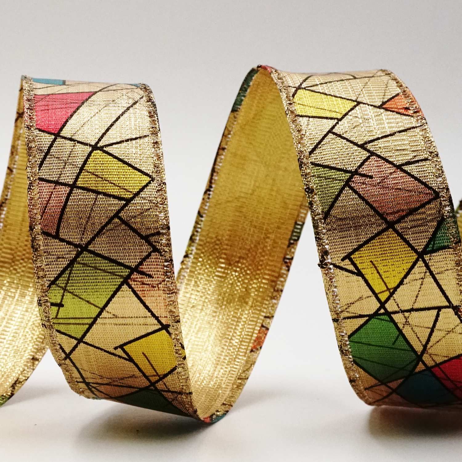 Wstążka w kolorowej geometrii