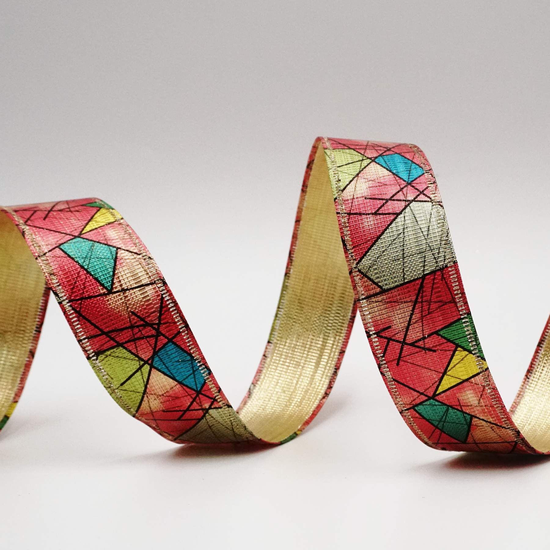 Wstążka w kolorowej geometrii