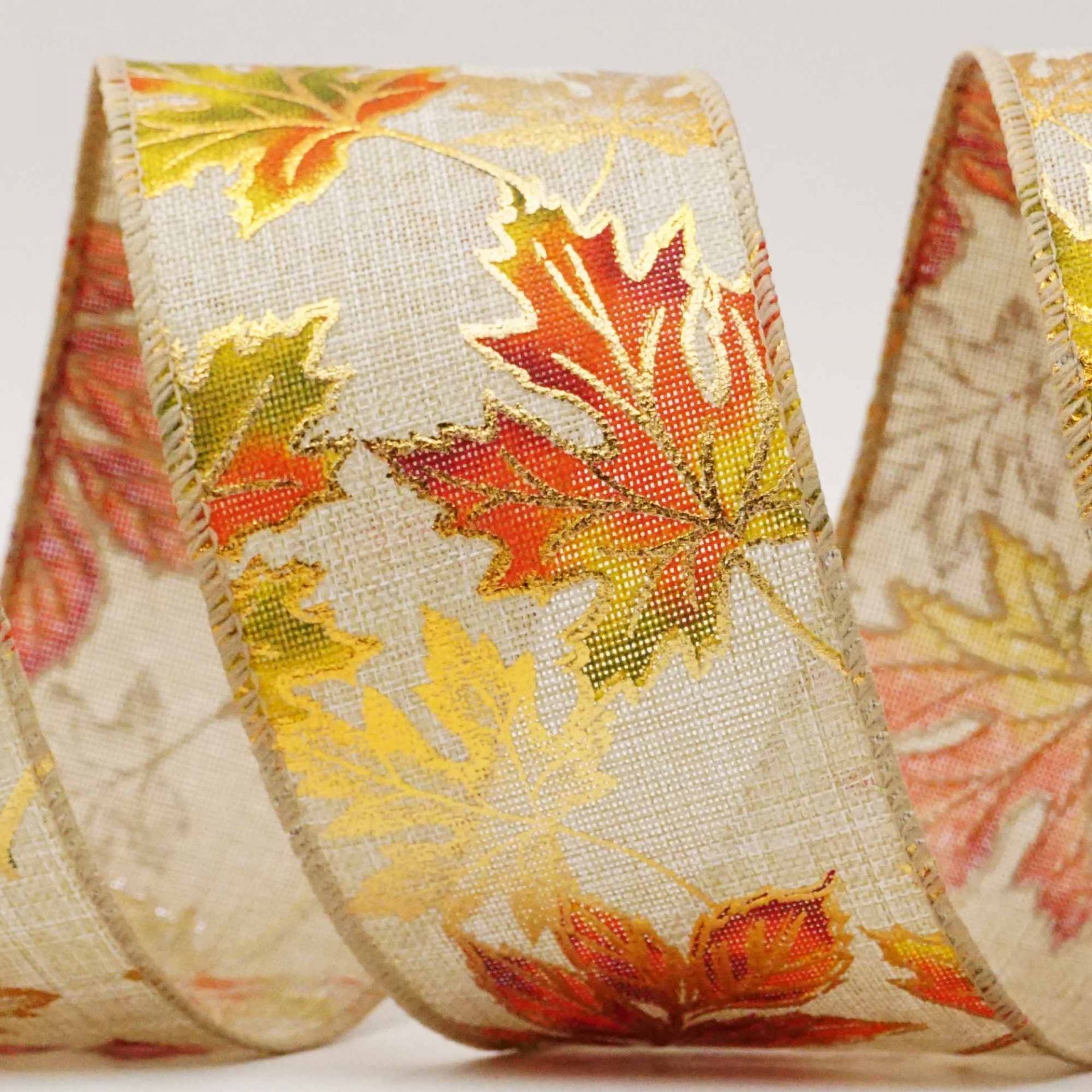 चमकदार मेपल पत्तों की पंखुड़ियाँ रिबन