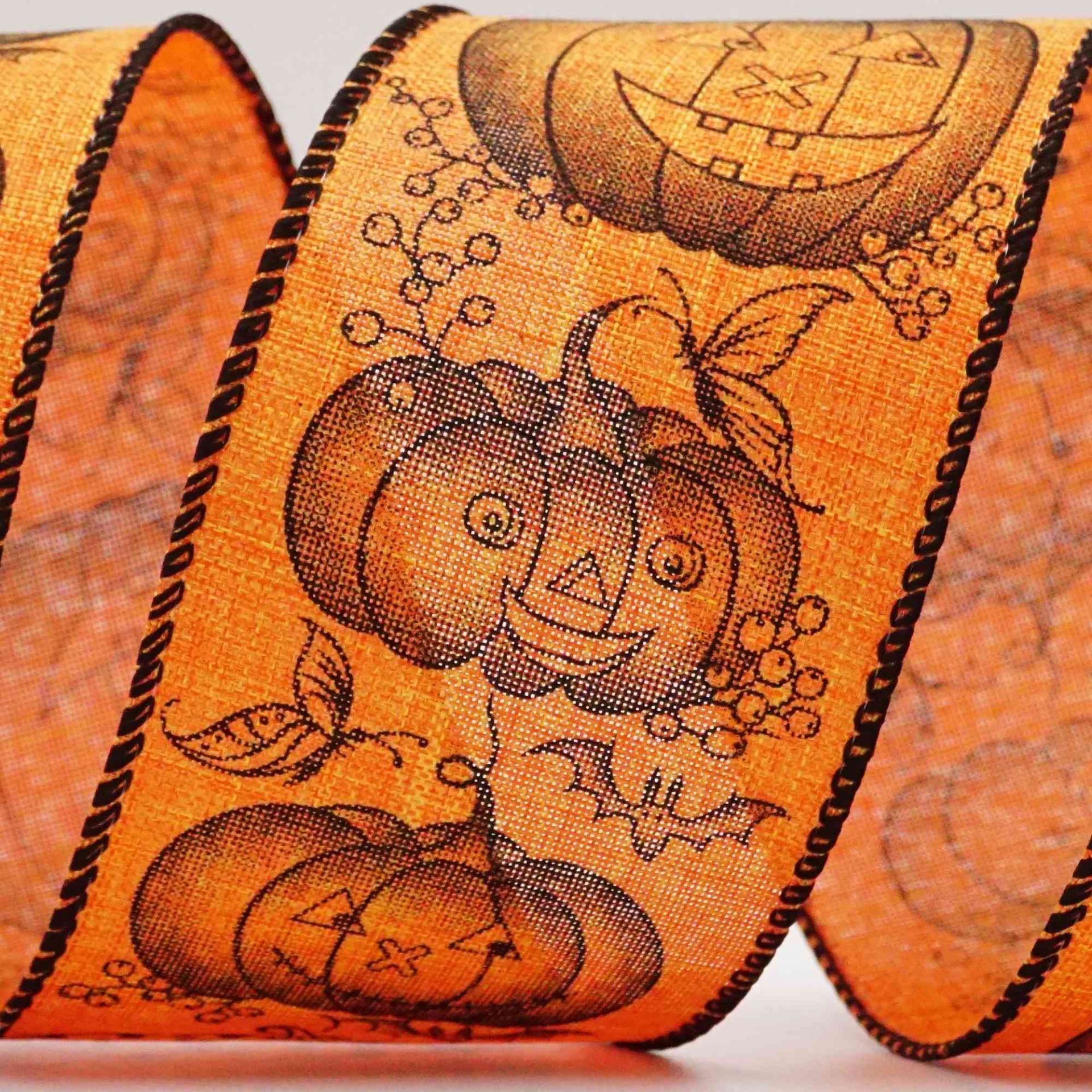 Hauskaa hymyilevää kurpitsanleikattua Halloween-nauhaa