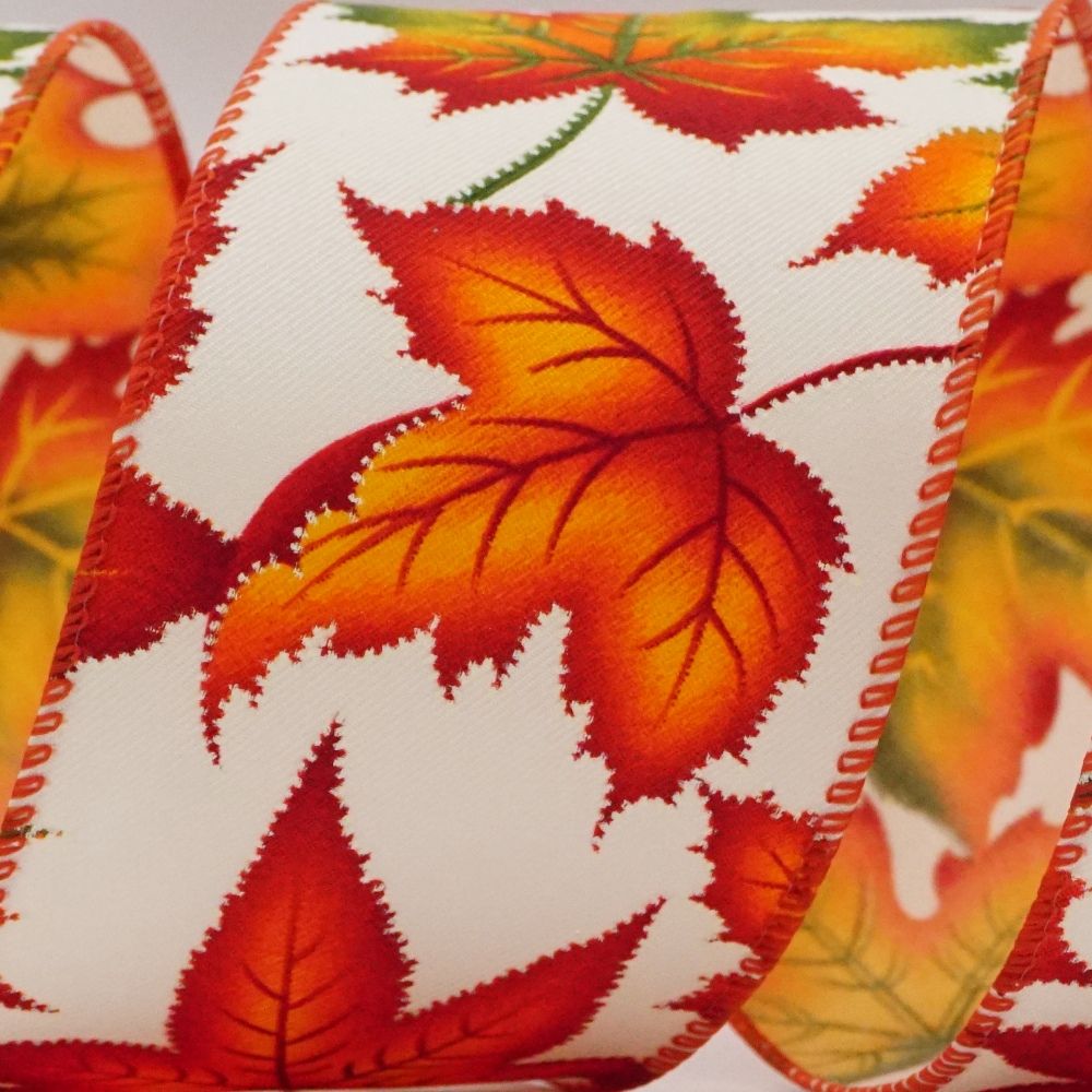 खुश गिरने वाले मेपल पत्तों की रिबन