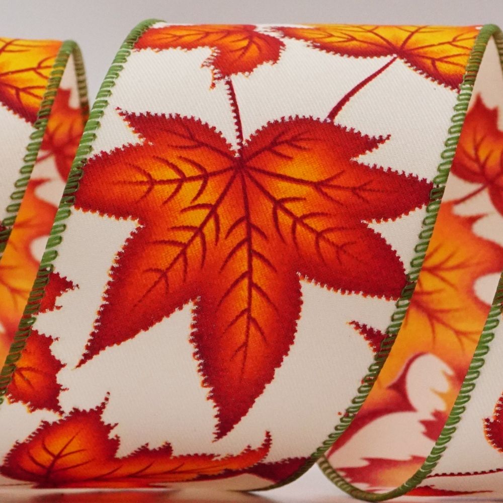 खुश गिरने वाले मेपल पत्तों की रिबन