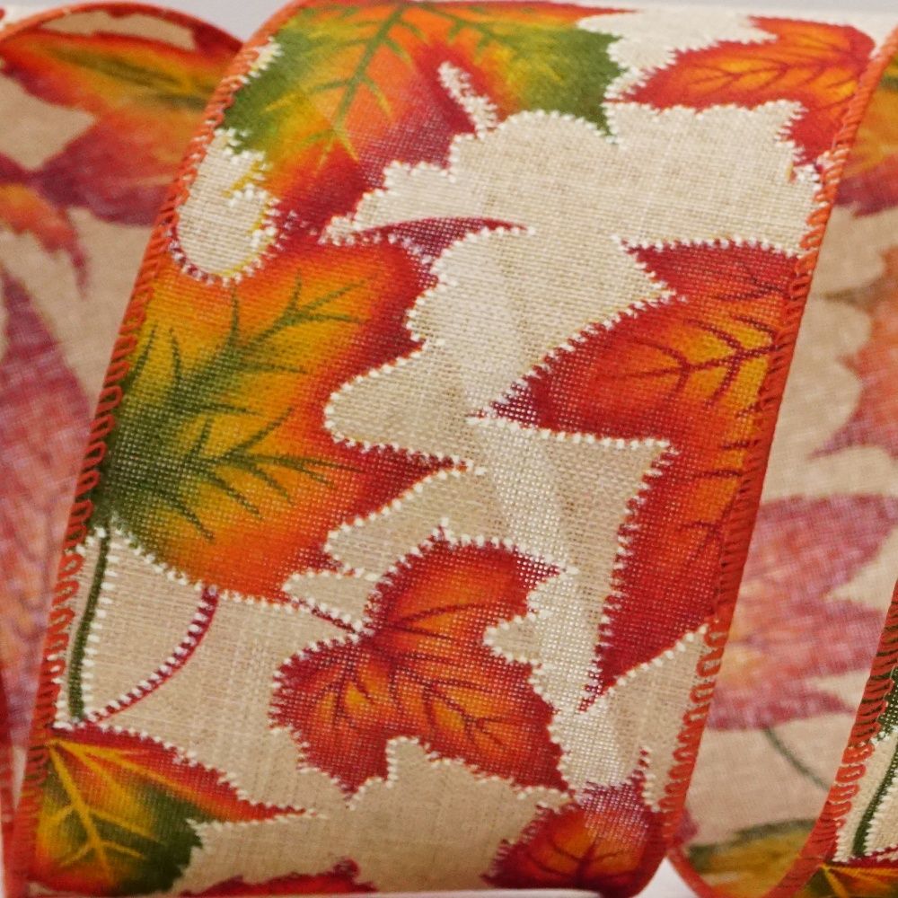 खुश गिरने वाले मेपल पत्तों की रिबन