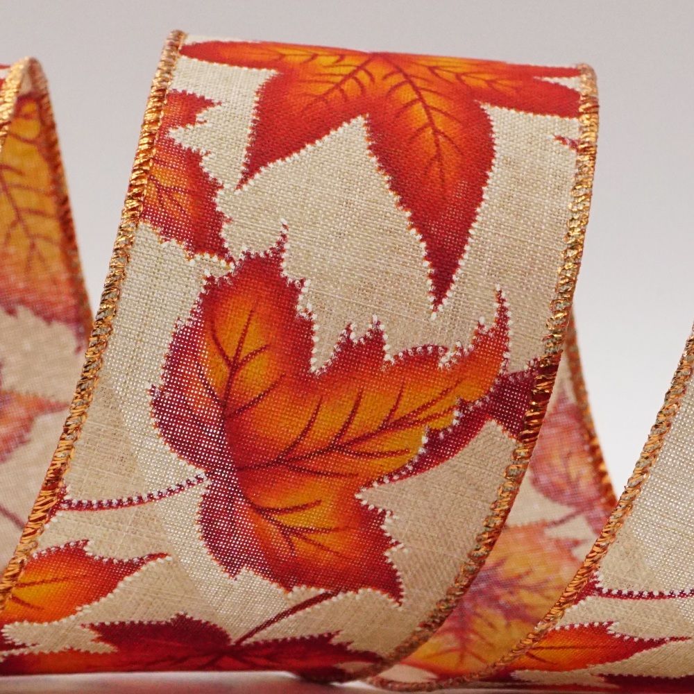 खुश गिरने वाले मेपल पत्तों की रिबन