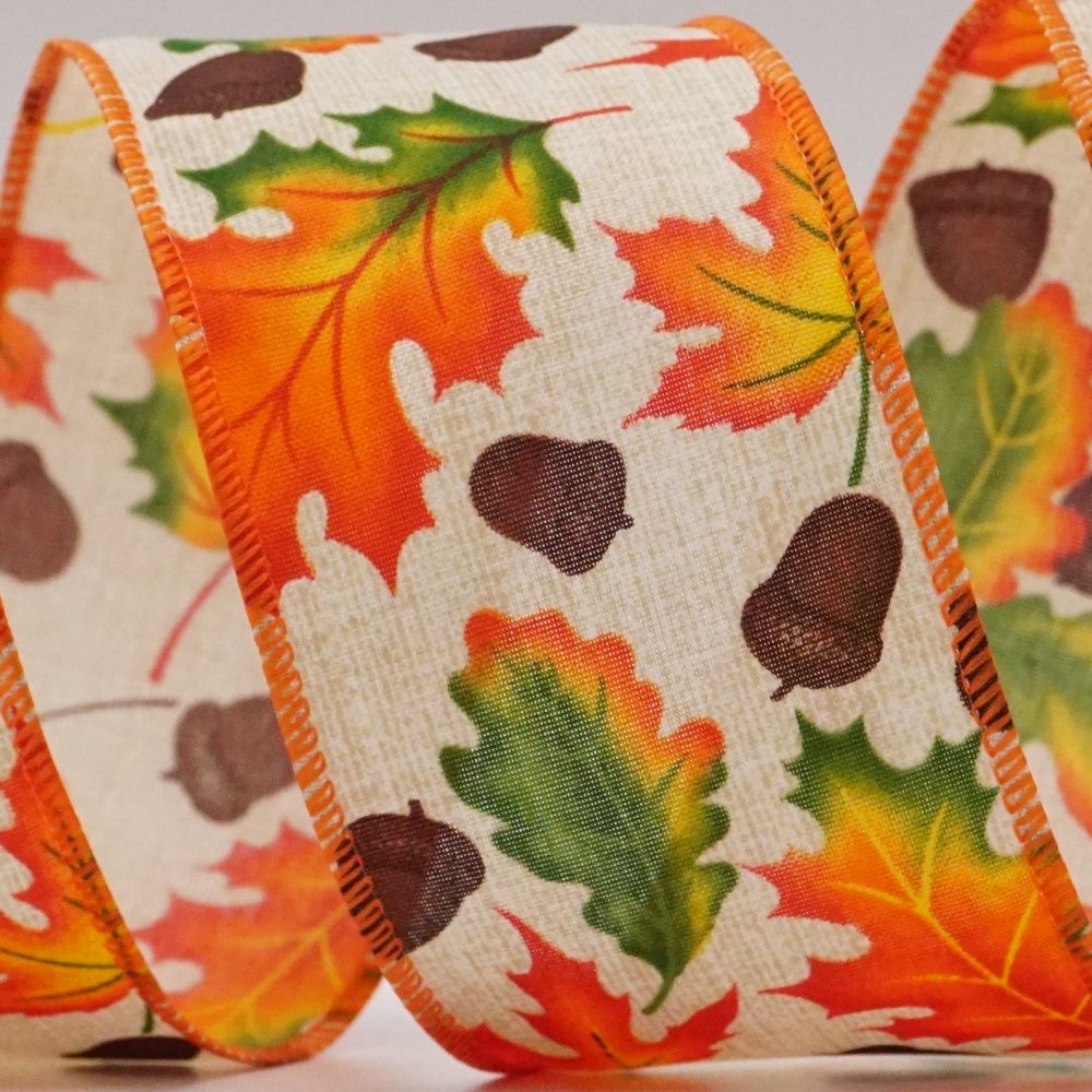 खुश गिरने वाले मेपल पत्तों की रिबन