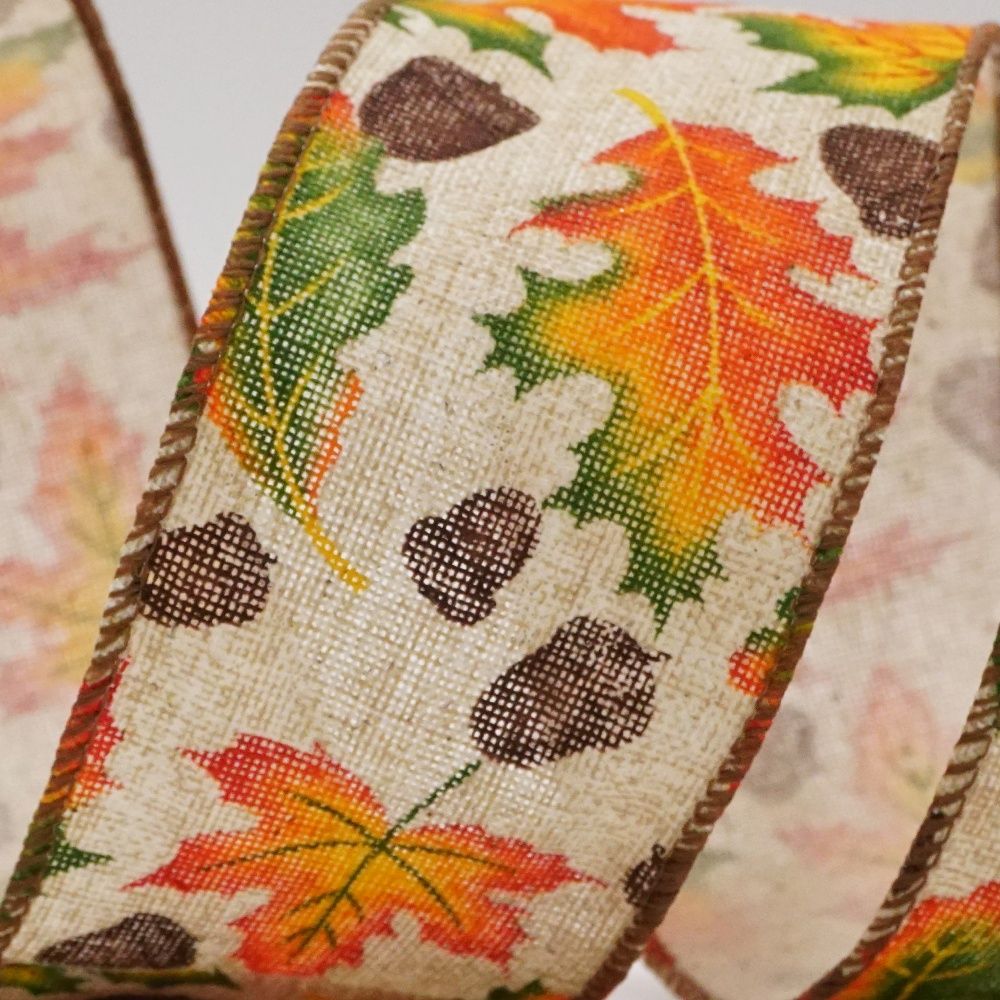 खुश गिरने वाले मेपल पत्तों की रिबन