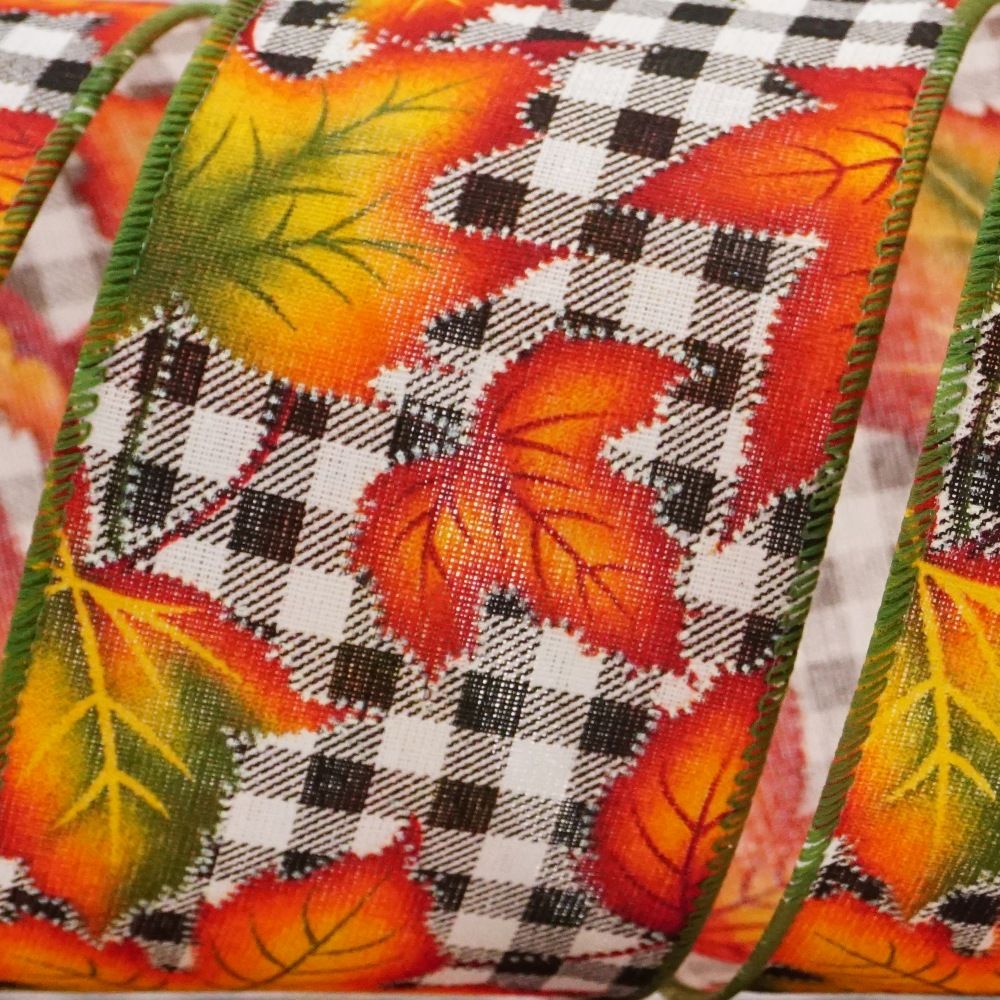 खुश प्लेड गिरने वाले मेपल पत्तों की रिबन