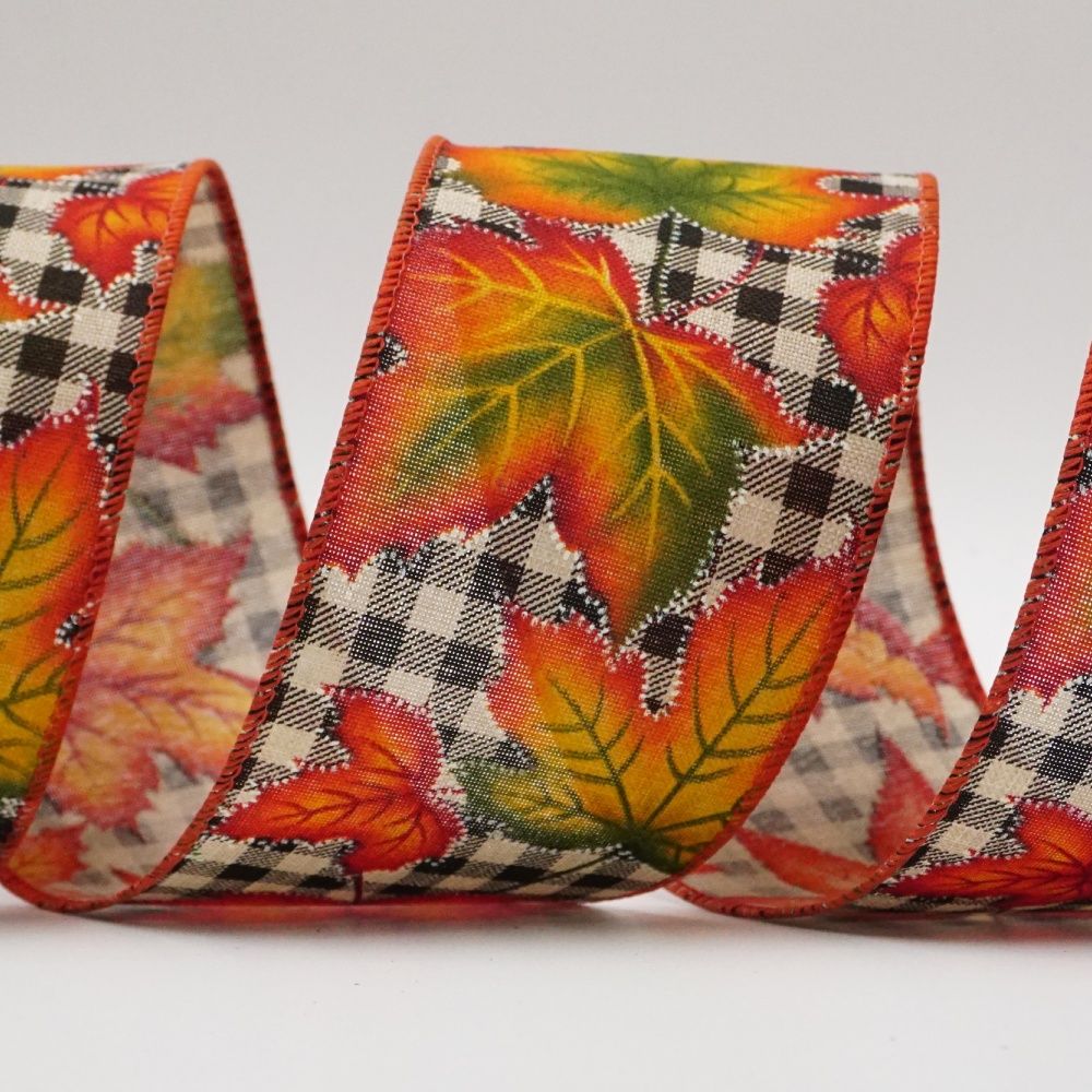 खुश प्लेड गिरने वाले मेपल पत्तों की रिबन