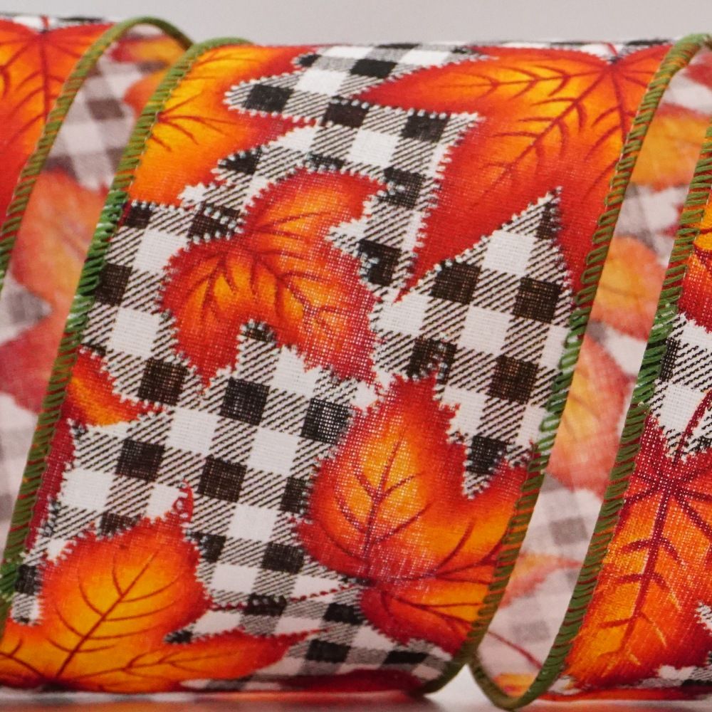 खुश प्लेड गिरने वाले मेपल पत्तों की रिबन