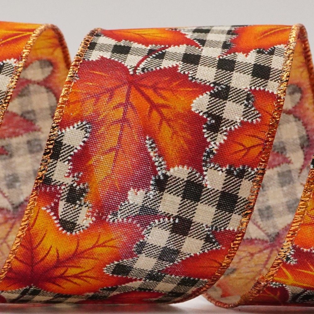 खुश प्लेड गिरने वाले मेपल पत्तों की रिबन