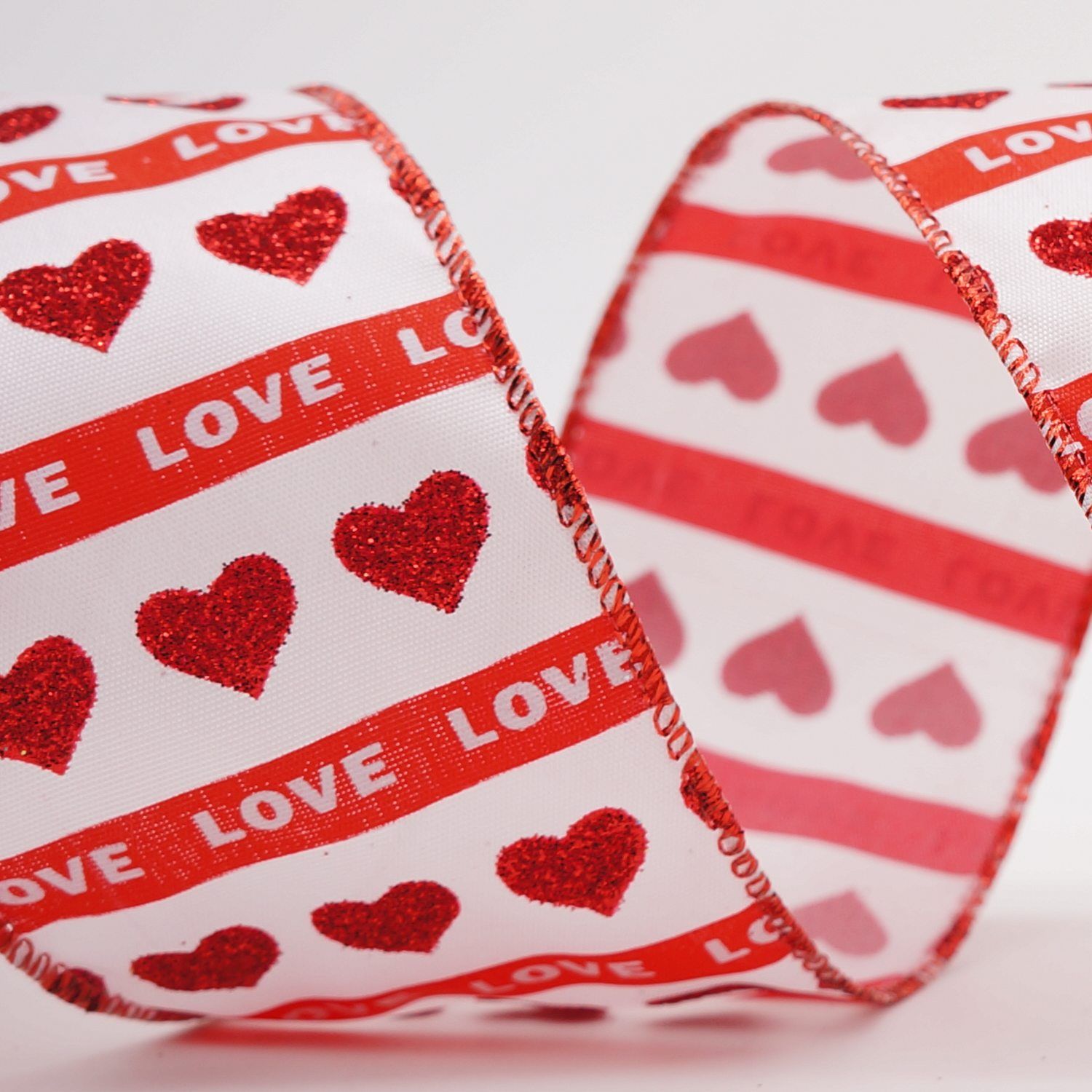 Czerwone serca na błyszczącej wstążce
