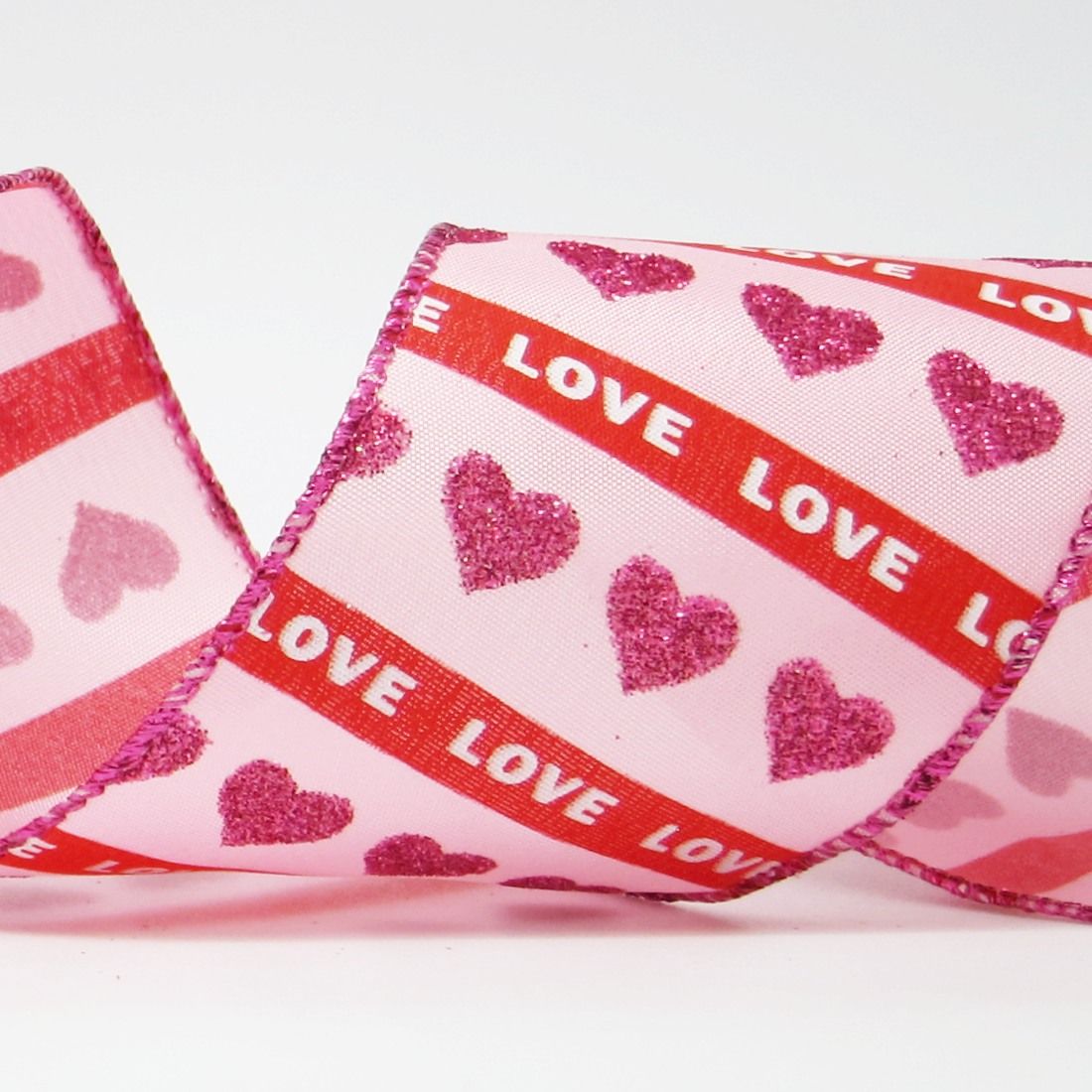 Czerwone serca na błyszczącej wstążce