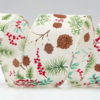 Рождественские листья остролиста, ягоды и шишки на проволочной ленте_KF8951