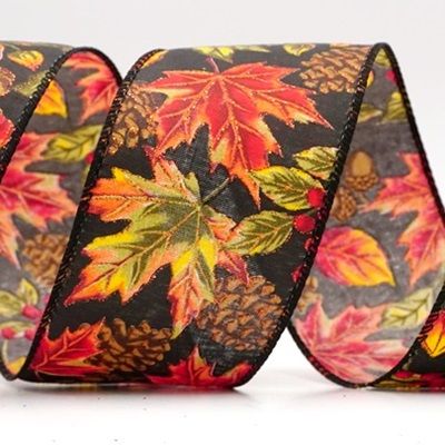 Kimalteleva Vaahteranlehti ja Käpy Syksyn Johtoraita_KF9899.KF9900