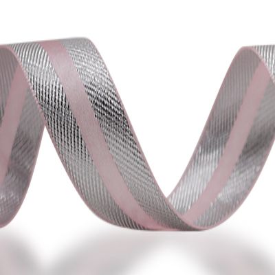 Сатинова металічна стрічка з центральним візерунком