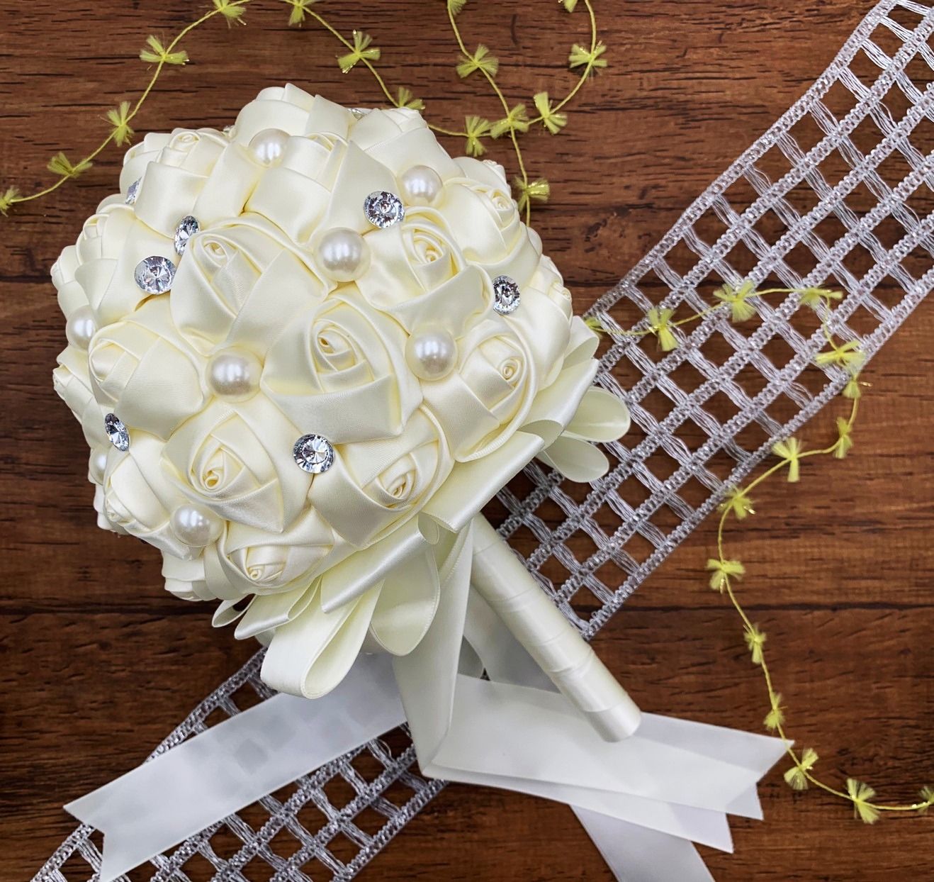 Свадебный букет из атласных роз Свадебный букет из атласных роз