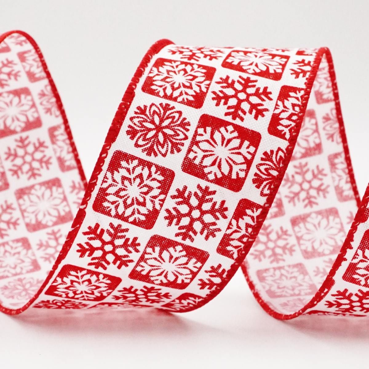 Лента снежинок в квадратах