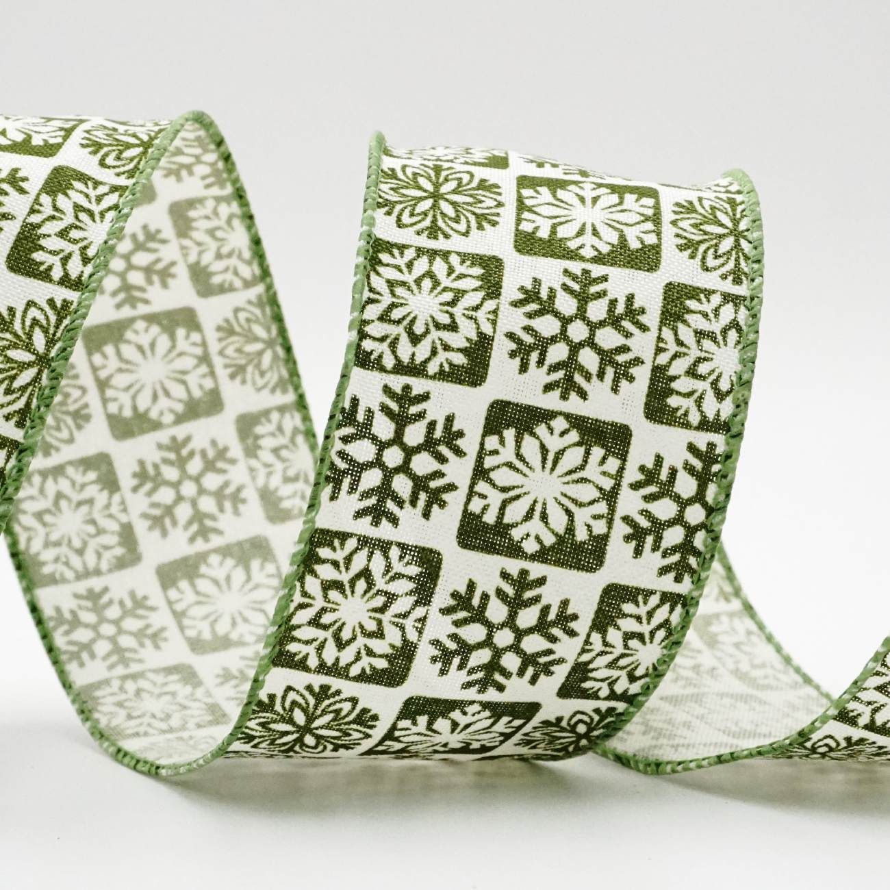 Лента снежинок в квадратах