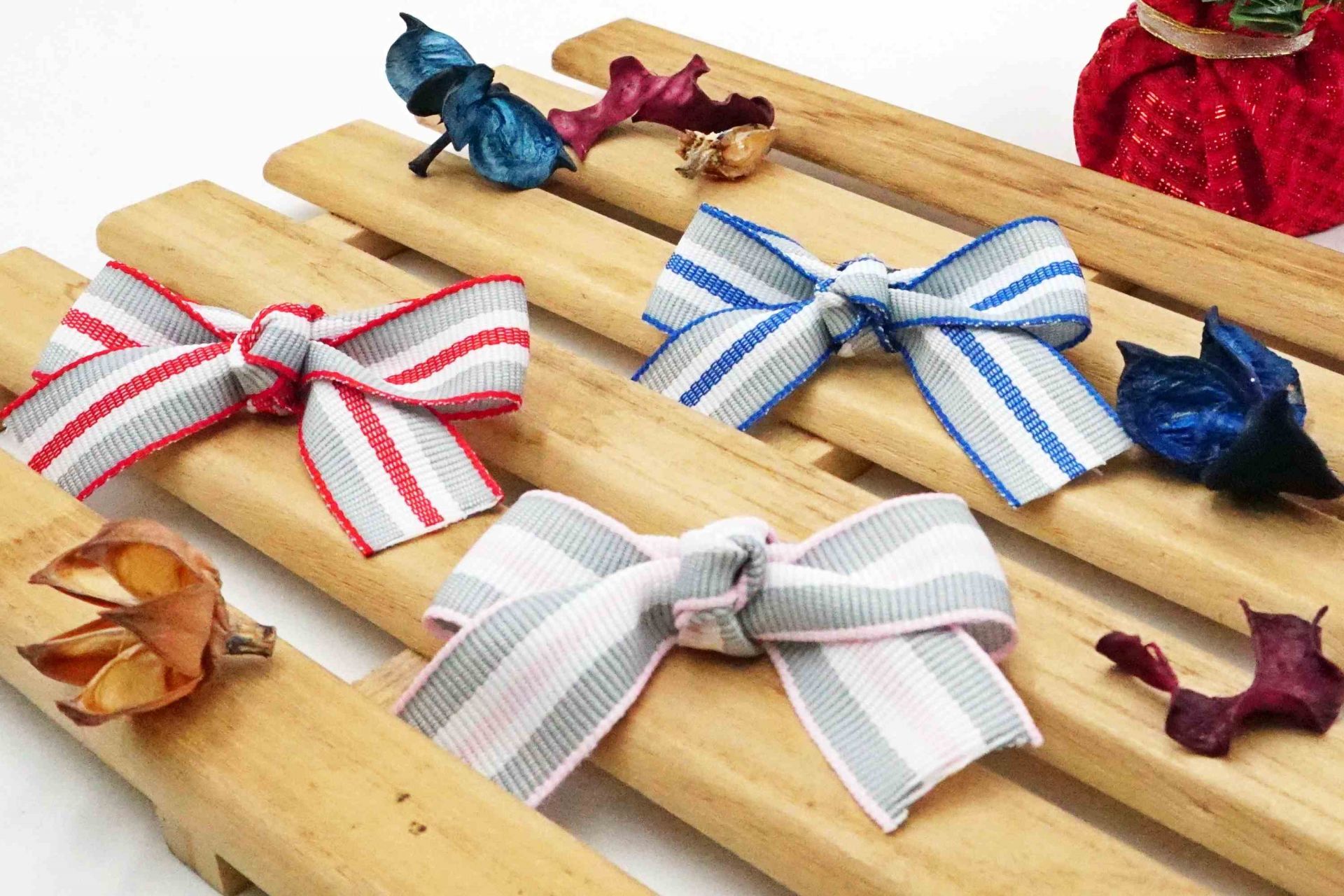 Зігнутий бант зі стрічки