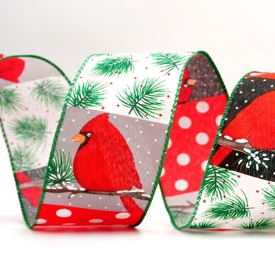 Кардинальные птицы в снегу